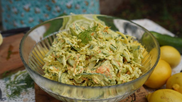 Surówka z kapusty pekińskiej. Pyszny dodatek do obiadu.