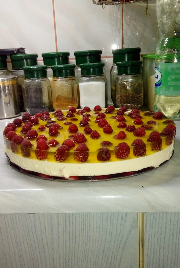 Sernik na zimno z owocami i galaretką