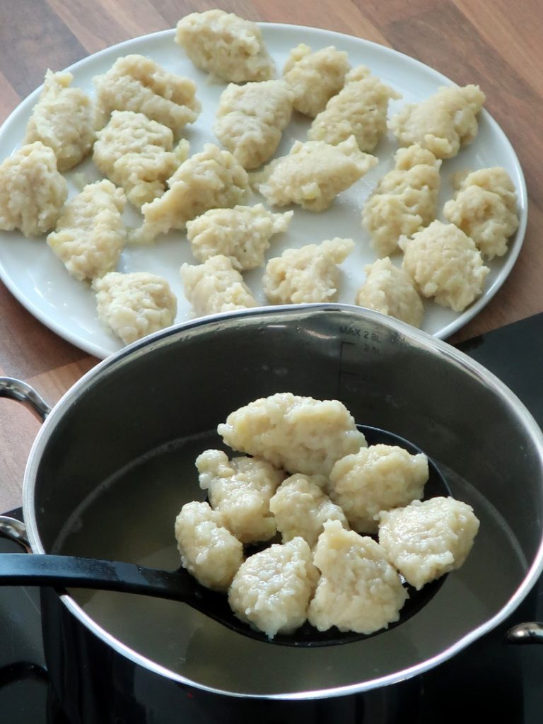 Kluski z Surowych Ziemniaków: Szybka i Pyszna Alternatywa dla Tradycyjnych Kopytek 🥔✨