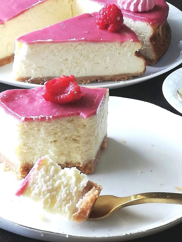 SERNIK Z POLEWĄ Z BIAŁEJ CZEKOLADY I MALIN