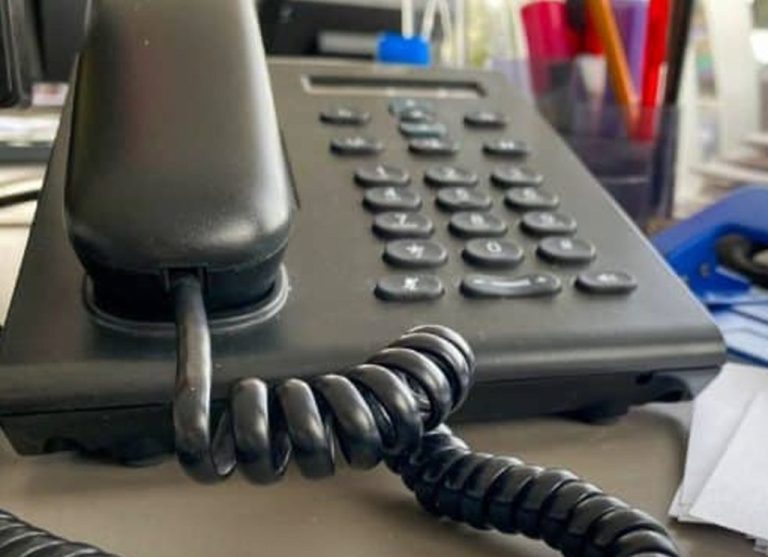 To już oficjalne: zbliża się koniec telefonów stacjonarnych. Oto data wyłączenia Twojej linii