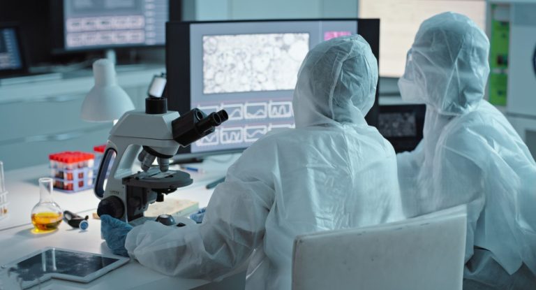 Szczepionki przeciwko COVID-19. Walka z fałszywymi informacjami