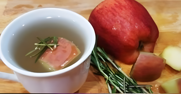 Ugotuj jabłko z rozmarynem, a będziesz bardzo zaskoczony efektem.