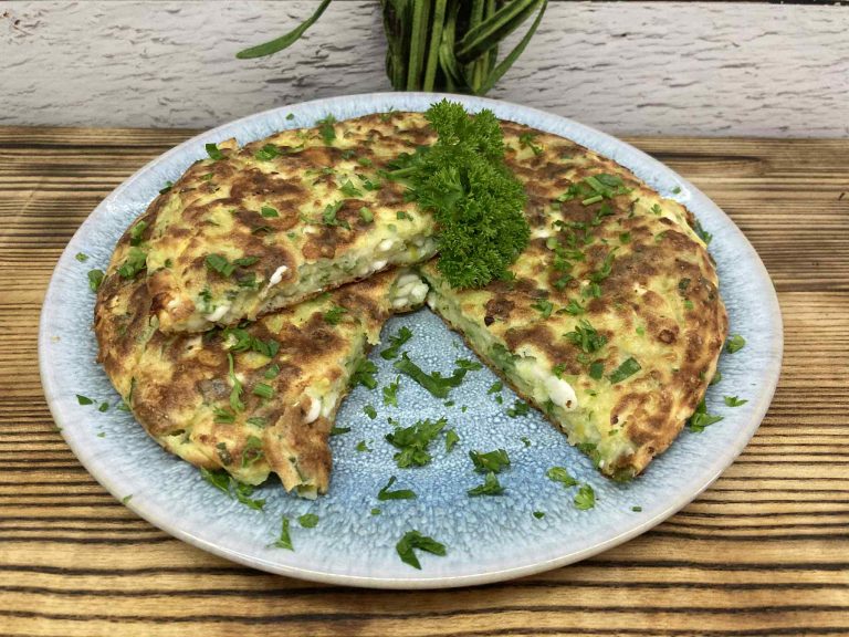 Polecam pyszny i sycący omlet z cukinią i serkiem wiejskim idealny na śniadanie.