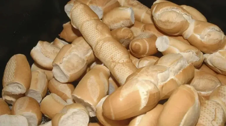 Sztuczka, aby nadać nieświeżemu chlebowi wygląd świeżego chleba wychodzącego z piekarnika